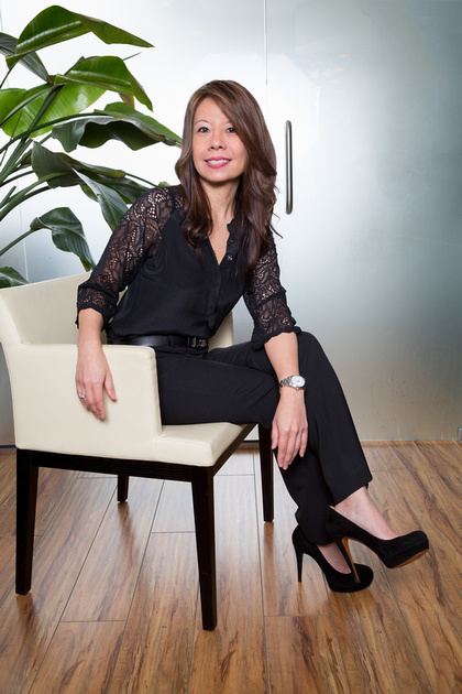 A woman sitting on top of a chair in black clothes.