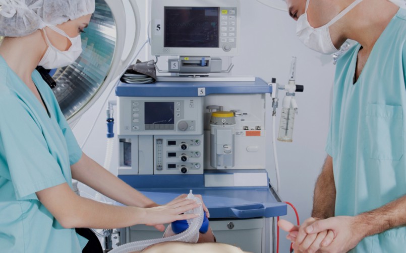A group of people in the operating room.