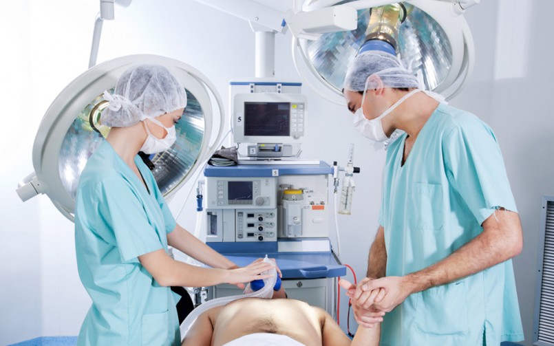 A group of doctors in the operating room.
